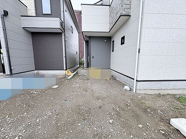 洗練された外観デザインが際立つ、落ち着いた佇まいの住まいが日々の暮らしに静かな安らぎをもたらします。