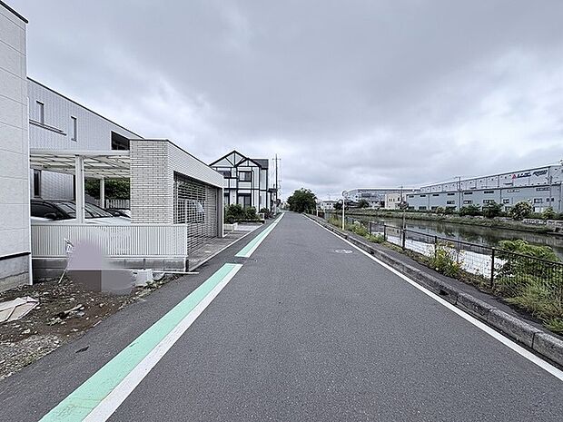 水辺の穏やかな空気が流れる、日常の中にゆとりと落ち着きを感じさせる住環境です。