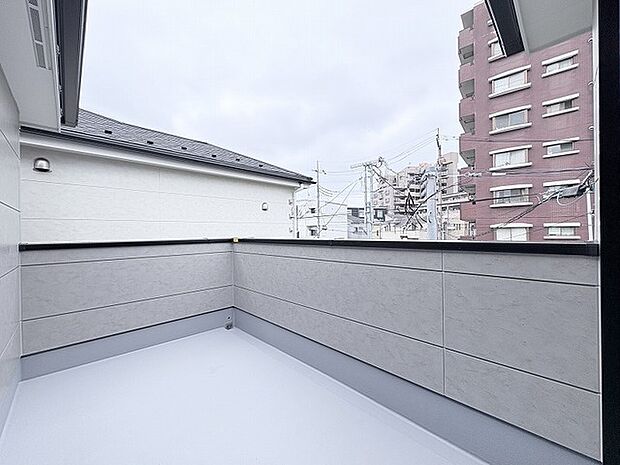 空を広く感じられる開放的な場所で、日常に心地よい余白と風通しの良さをもたらしてくれます。