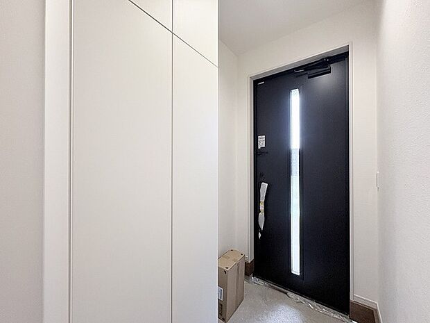 白を基調としたすっきりとした空間に、濃色の建具がアクセントとなり洗練された印象を与えます。