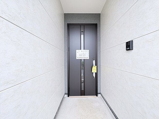 洗練されたモノトーンの色調が、訪れる人を静かに迎え入れる品格ある佇まいです。