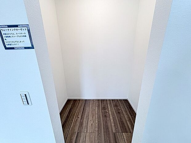 無駄のないシンプルな造りが、住空間にゆとりと洗練された落ち着きをもたらします。