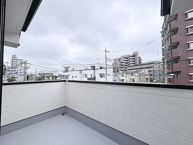空の広がりを感じながら、日々の暮らしに静かな開放感をもたらす心地よい屋外スペースです。