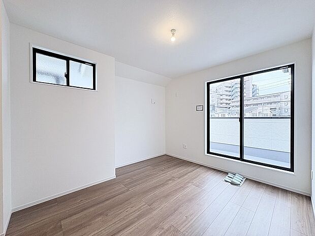 無駄な要素を削ぎ落としたシンプルな内装が、住まう方の感性に寄り添い、穏やかな暮らしのベースを整えます。