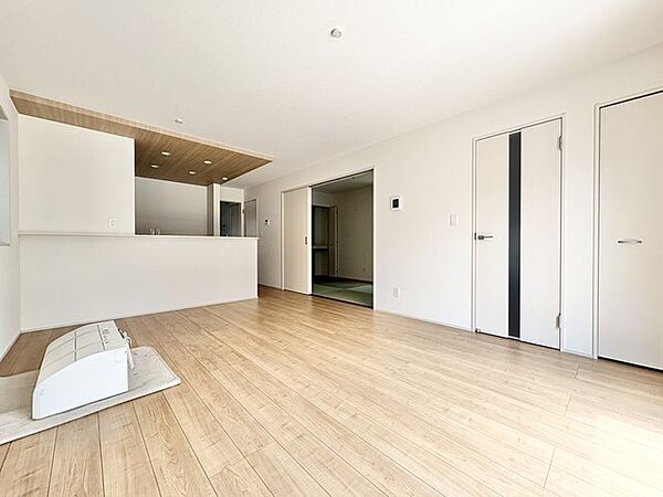 温もりを感じる木目調の床と、広々とした空間が心地よい日々を演出