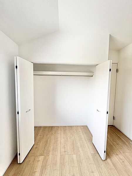 穏やかな木目調の床が、空間に温もりと広がりをもたらす。
