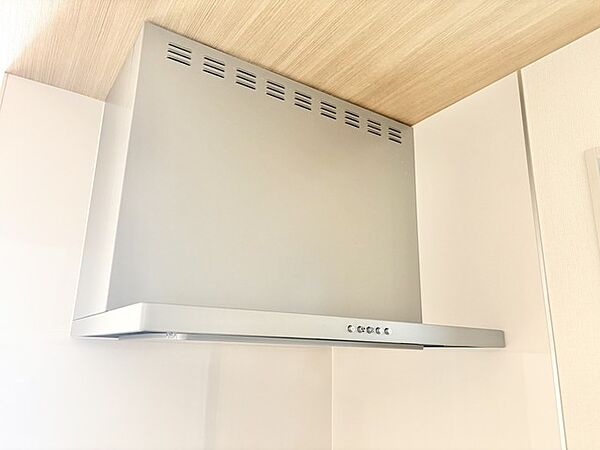 清潔感のある空間に調和する、洗練されたキッチン。