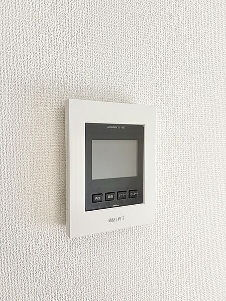 シンプルな壁に馴染む、洗練されたインターホン。