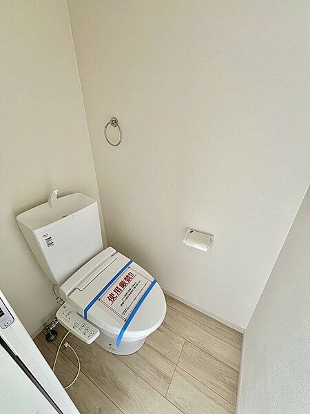 清潔感のある白を基調とした、シンプルで整った印象の心地よい空間です。