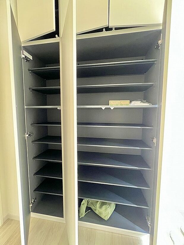 日々の暮らしを整える、すっきりと整理された落ち着きある空間が広がります。