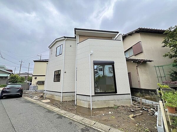 周囲の街並みと穏やかに調和し、凛とした存在感を放つ洗練された外観デザインです。
