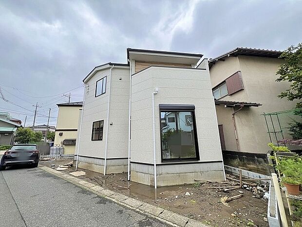 周囲の街並みと穏やかに調和し、凛とした存在感を放つ洗練された外観デザインです。