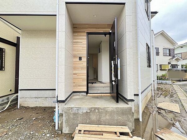 木目調のアクセントが訪れる方を穏やかに迎え入れ、暮らしの始まりを予感させる洗練された佇まいです。