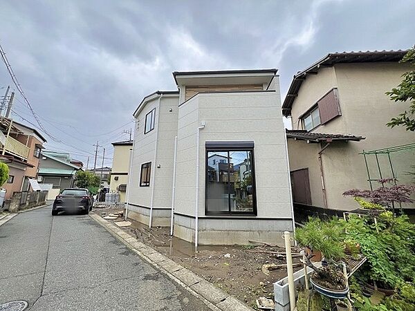 周囲の街並みと調和しながらも、端正な佇まいが暮らしの心地よさを静かに物語る住まいです。