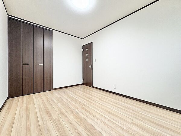 落ち着いた色調の建具がアクセントとなり、空間全体に洗練された心地よい調和をもたらしています。