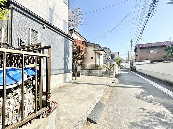 穏やかな日差しが心地よい、落ち着いた住宅街の風景。