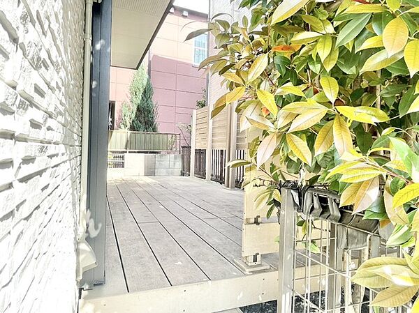 爽やかな風を感じる、広々としたウッドデッキ空間。