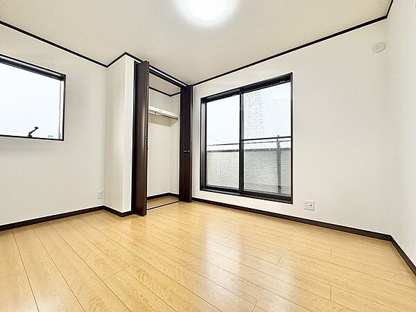 白を基調とした室内と落ち着いた色調の建具が調和し、すっきりと整った端正な空間が日々の暮らしを穏やかに整えてくれます。