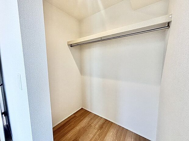 日々の生活を整える、余白を大切にしたシンプルで落ち着きのある空間です。