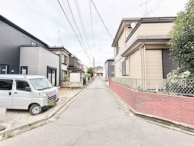 穏やかな時間が流れる落ち着いた住宅街で、日々の暮らしに心地よい静けさを添えてくれる住環境です。