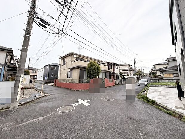 穏やかな空の下、住まいが穏やかに佇む街並み