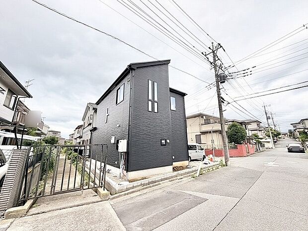 洗練されたシャープなフォルムが、落ち着いた街並みに確かな存在感を放ちます。