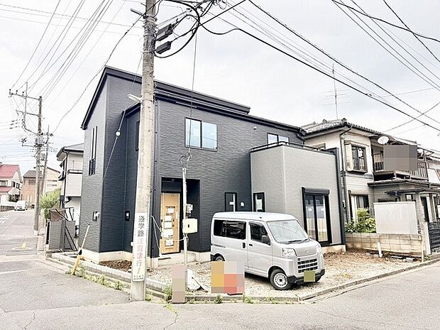 洗練されたモノトーンの外観が、街並みの中で凛とした存在感を放ちます。