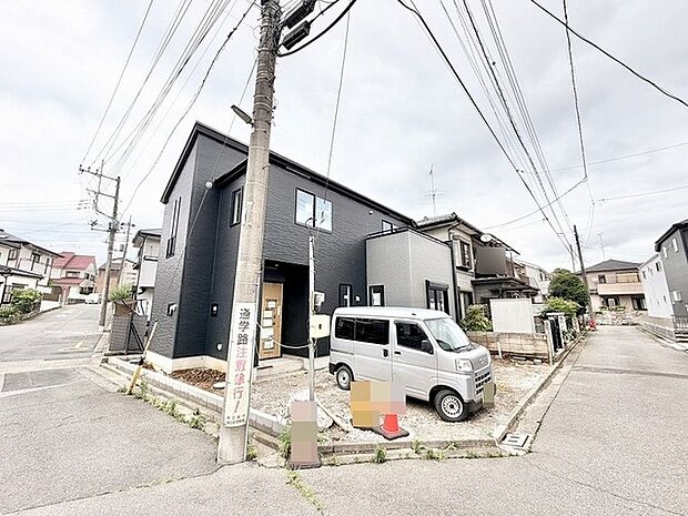 洗練されたダークトーンの外観が、落ち着いた街並みの中で確かな存在感を放っています。