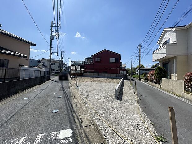 広がりを感じる、澄み切った青空の下の穏やかな街並み