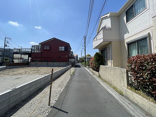 静かな街並みに、心地よい風が通り抜ける穏やかな日常。
