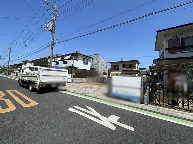 前面道路は歩道も整備され、小さなお子様にも安心です。 