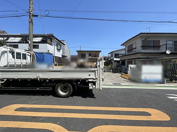 車通りの少ない閑静な住宅地、のびのびした子育てに適します。 