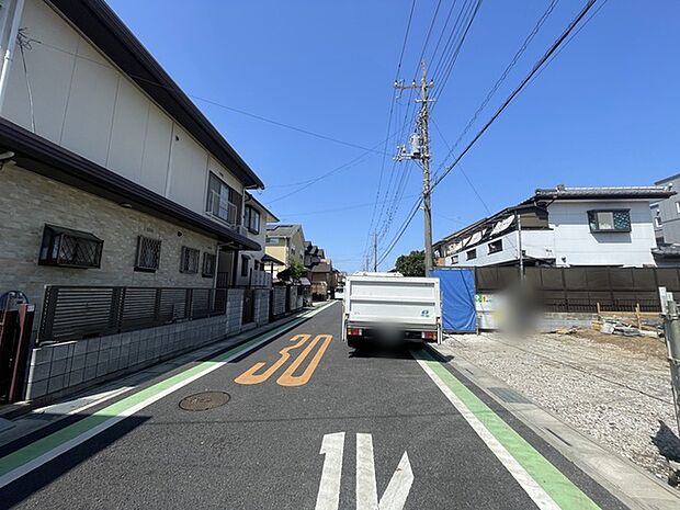 車通りの少ない閑静な住宅地、のびのびした子育てに適します。 