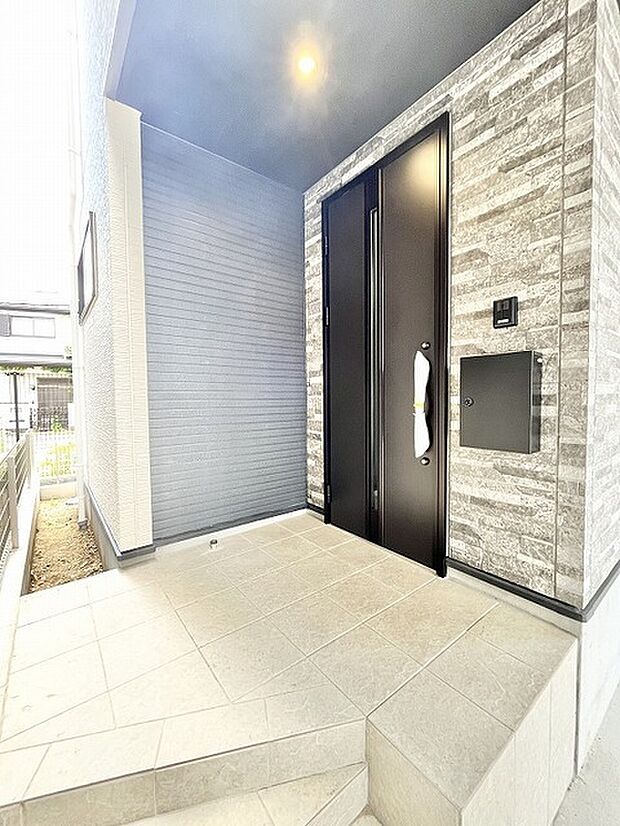 異素材の組み合わせが洗練された印象を与え、帰宅するたびに心地よい落ち着きを感じさせてくれる佇まいです。