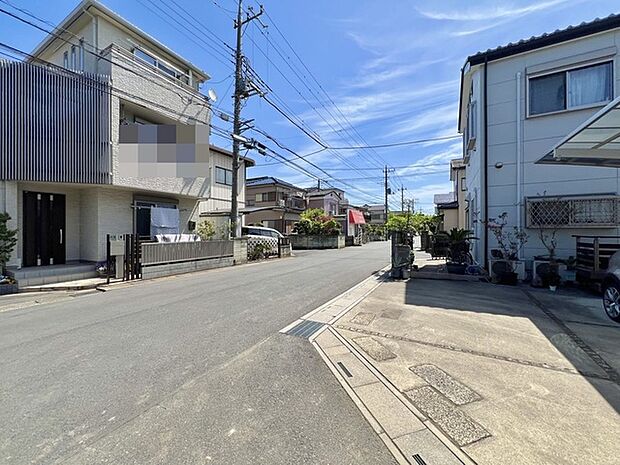 住民の方が主に利用する交通量少なめの道路に面してます。 