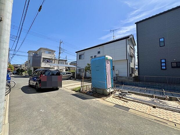 幅員の狭い道ですが、車通りの少ない住宅街に立地してます。