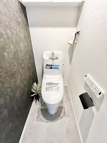 モノトーンのコントラストが洗練された印象を与え、落ち着いた心地よさを感じさせる空間です。