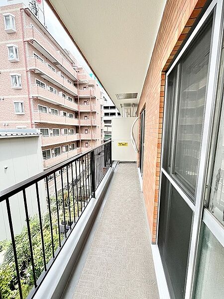 都市の風景と程よい距離を保ちながら、日常に広がりをもたらすゆとりある開放的な空間です。