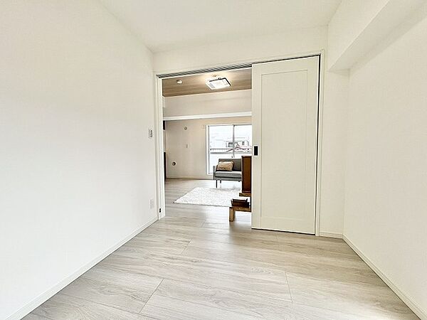 仕切りの開閉で空間の広がりを自由に調整でき、日々の暮らしに心地よいゆとりを生み出す開放的な住まい。