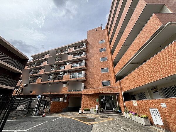 温かみのあるレンガ調の外観が街並みに馴染み、穏やかで落ち着いた佇まいを感じさせてくれる住まいです