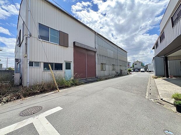 車通りの少ない閑静な住宅地、のびのびした子育てに適します。