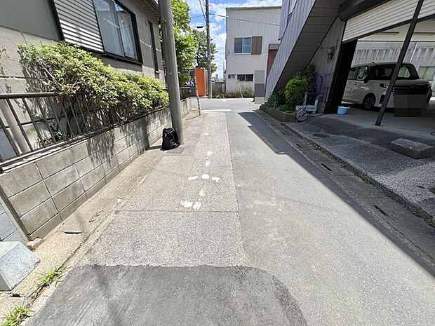 幅員こそやや狭くても、その分交通量が少なくて安心。