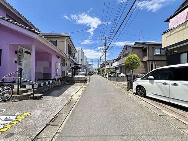 幅員の狭い道ですが、車通りの少ない住宅街に立地してます。