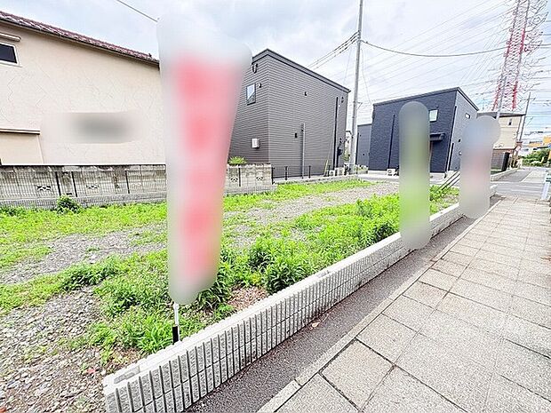 閑静な住宅街の一角にあり、周囲の環境と調和しながら穏やかな暮らしを想像させる空間です。