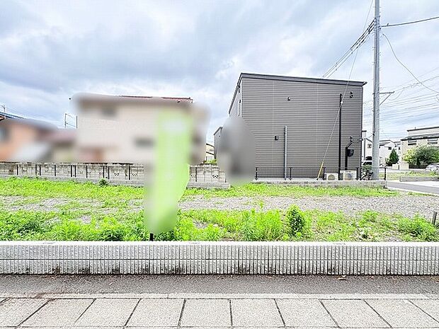 周囲の建物との距離感も適度で、閑静な環境が暮らしのイメージを膨らませてくれる広々とした区画です。