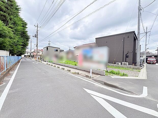 ゆったりとした街並みに面しており、穏やかな日常を予感させる落ち着いた住環境です。
