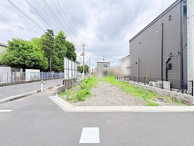 落ち着いた住環境に位置し、理想の住まいをゼロから描くための広がりを感じる土地です。