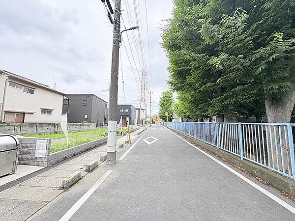豊かな緑を身近に感じながら、落ち着いた日常が流れる穏やかな住環境が整っています。