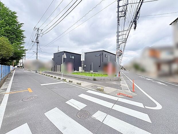 落ち着いた街並みに調和する、すっきりと整った佇まいが日々の暮らしを穏やかに彩ります。