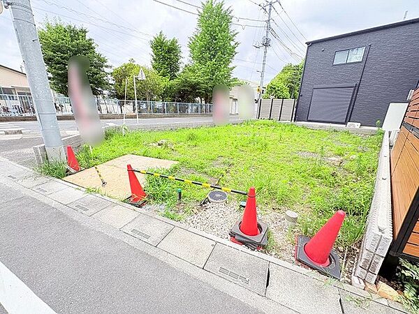 周辺環境と調和する開放的な敷地であり、理想の住まいをゼロから描き出すための可能性が広がっています。